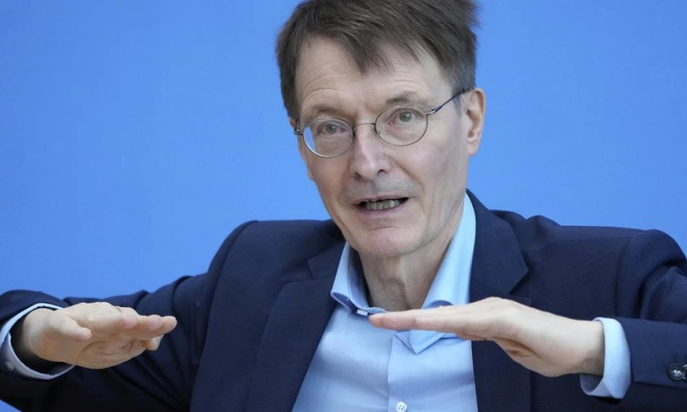 Γερμανός υπ. Υγείας: «Έκανα λάθος» λέει μετά το σάλο για «οικειοθελή καραντίνα» των κρουσμάτων κορονοϊού